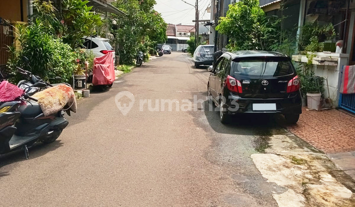 1.5-Story House in Villa Melati Mas, South Tangerang 1.5-Story House in Villa Melati Mas, South Tangerang