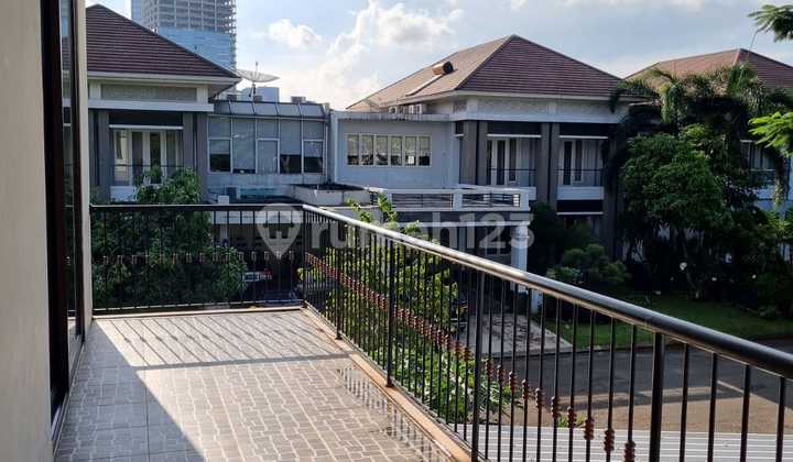 Rumah Bagus Semi Furnished 3 Lantai Huk di Cluster Aurora Alam Sutera, Tangerang Selatan 2