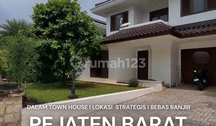 House Inside a Town House Cluster in Pejaten, South Jakarta House Inside a Town House Cluster in Pejaten, South Jakarta