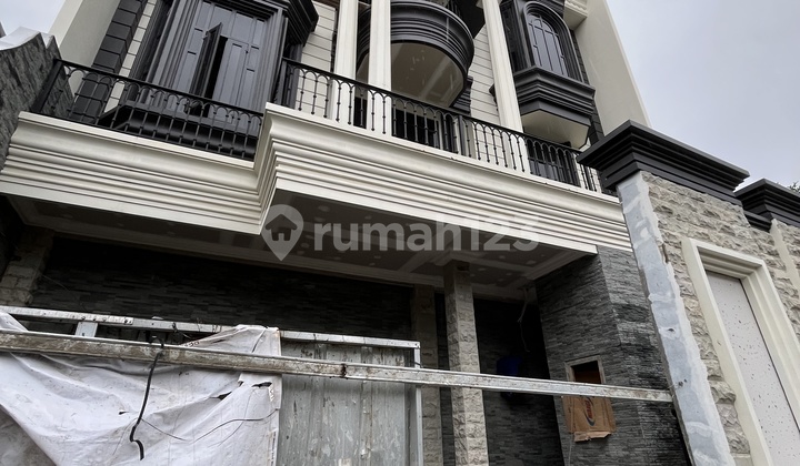 Rumah Baru Mewah American Classic di Pejaten Barat Jakarta Rumah Baru Mewah American Classic di Pejaten Barat Jakarta