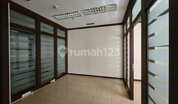 Ruang Kantor Di Sudirman 167.0 M² Semi Furnished Shm