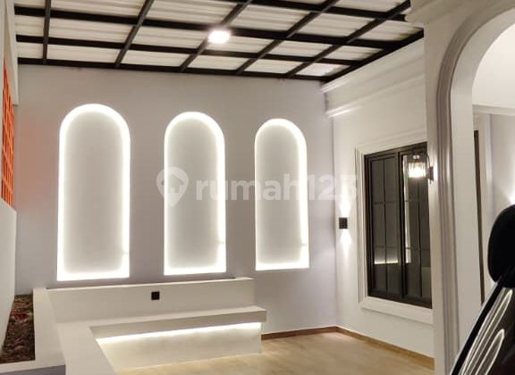 New house, so there's a Meganine with a mountain view. 2