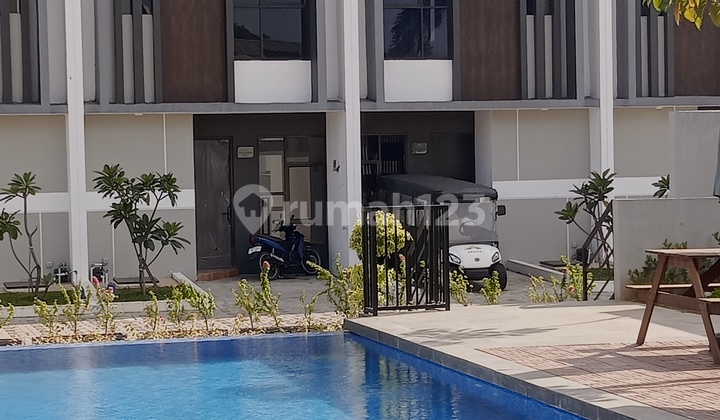 Rumah Cantik 2 Lantai dengan Fasilitas Kolam Renang di Cluster Viona Karawaci Tangerang