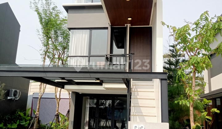 Beautiful 3-Storey House with 3 Bedrooms in a Strategic Location at Park Serpong Legok, Tangerang 2