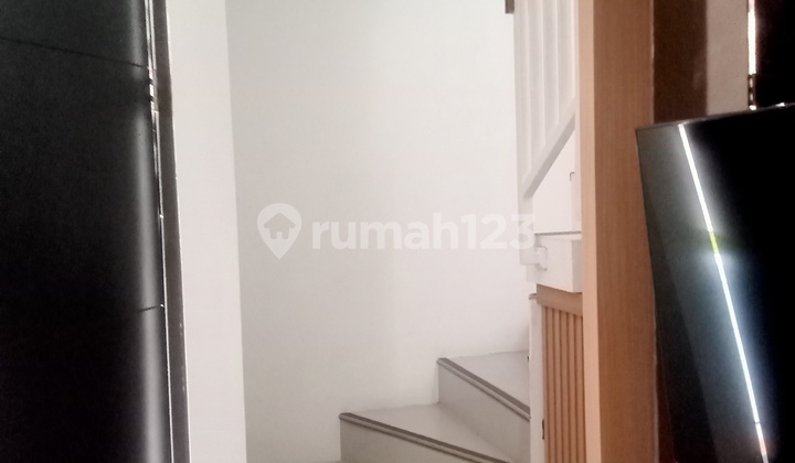 Rumah Modern 2 Lantai Di Jalan Utama Binong Karawaci Tangerang