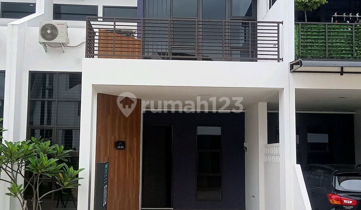 Rumah Rapi Dengan Fasilitas Kolam Renang Di Kristal Aryana Karawaci Tangerang