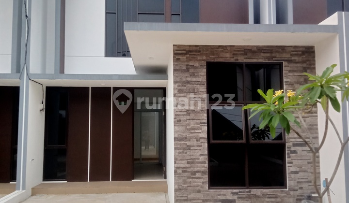 House For Sale With Swimming Pool Facilities In Safira Aryana Cluster Karawaci Tangerang 1