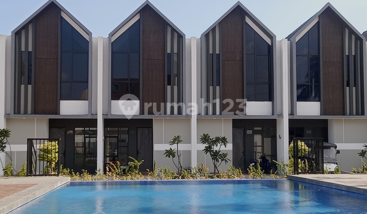 Rumah Cantik 2 Lantai dengan Fasilitas Kolam Renang di Cluster Viona Karawaci Tangerang