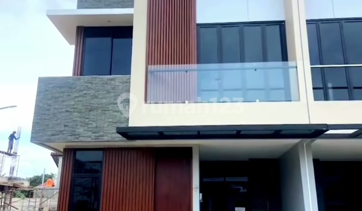 Luxurious 2-Story and Strategic House in Kembangan, West Jakarta Luxurious 2-Story and Strategic House in Kembangan, West Jakarta