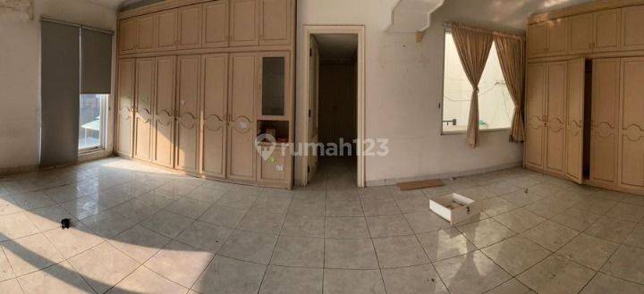 Rumah 3 Lantai Bagus Furnished SHM di Pantai Indah Kapuk, Jakarta Utara 2