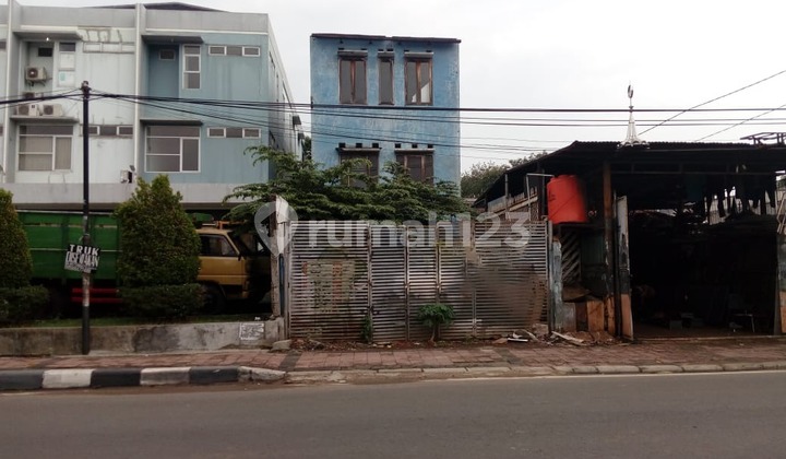 Shop House Needs Renovation on the Side of RC Veteran Main Road, Strategic and Suitable for Various Businesses 2