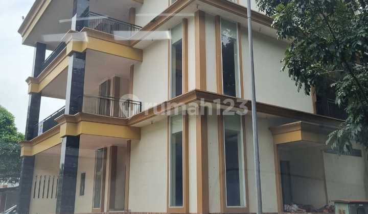Rumah Besar Hook dengan Kolam Renang di Simplicity BSD Icon, Tangerang Selatan