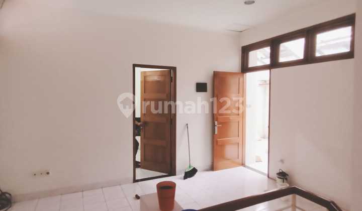 Rumah 2 Lantai, Siap Huni, Dekat St Cawang, Strategis, Bebas Banjir, Akses Mudah Di Tebet 2
