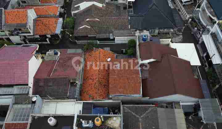 Dijual Rumah Lama, Akses Jalan 1 Mobil, Lokasi Strategis Dekat ke Taman Ecopark, Dekat ke Wilayah Kuliner Tebet 2