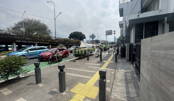 Di bawah NJOP! Gedung perkantoran di Jakarta Pusat tepat di pinggir jalan raya!