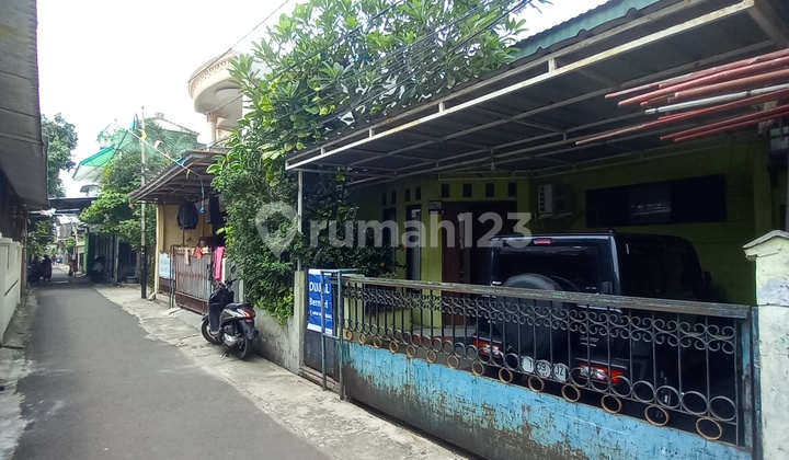 This House Is Perfect for Investment! Strategically Located Near Public Transport Gate & Toll Exit Close to Shopping Center, Flood-Free, Near Rawamangun. 2