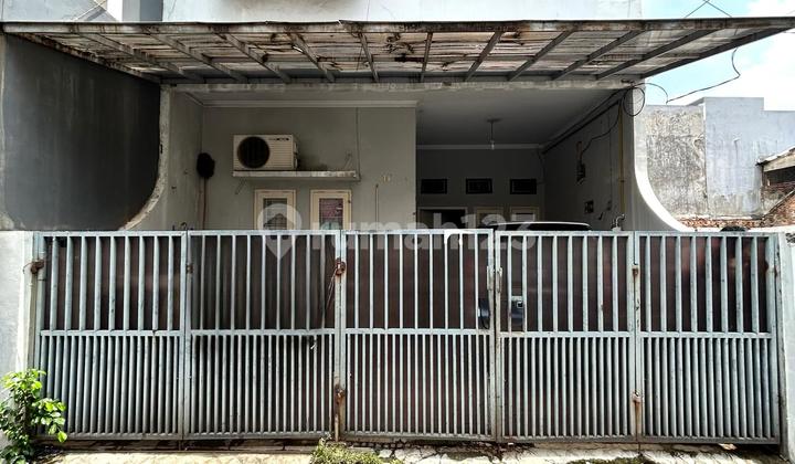 A 2-story house in West Tebet near Eco Park, quiet neighborhood, close to the park, easy access, near a 2-car-width road.