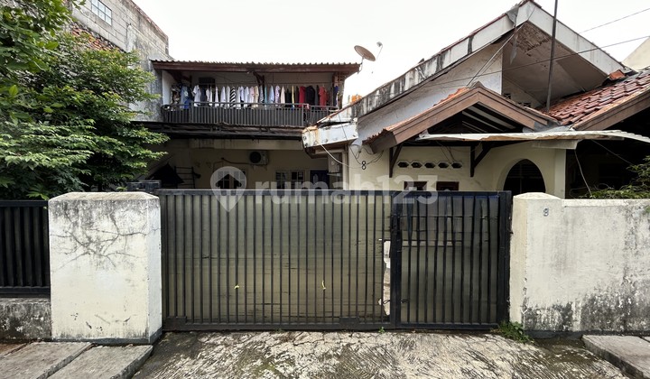 Old House for Sale, Single Car Road Access, Strategic Location Near Ecopark Park, Close to Tebet Culinary Area.