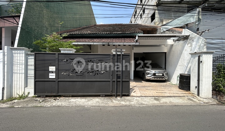 2-story house in the Menteng area, a step away from Kokas, close to Jl. Supomo, Jl. Abdullah Syafei, near toll road access, close to public transport. 2