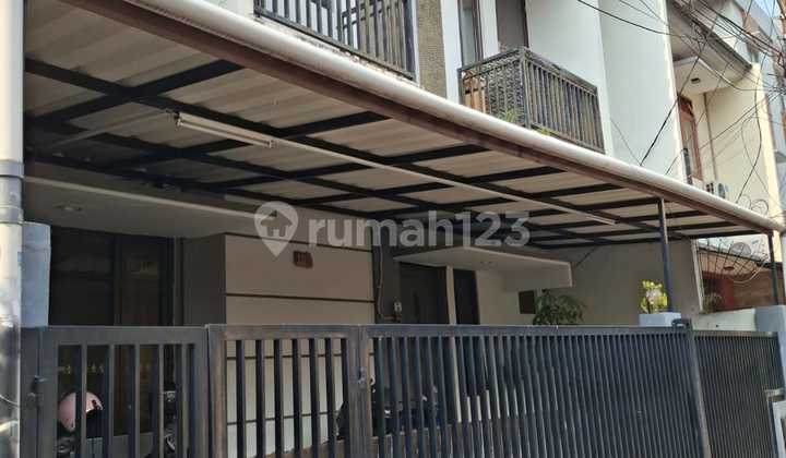 Rumah Kost Tebet, 3 Lantai, 12 Kamar, Selalu Full, Bersih, Nyaman, Akses Mudah, Dekat Public Transport, Bebas Banjir! Rumah Kost Tebet, 3 Lantai, 12 Kamar, Selalu Full, Bersih, Nyaman, Akses Mudah, Dekat Public Transport, Bebas Banjir!