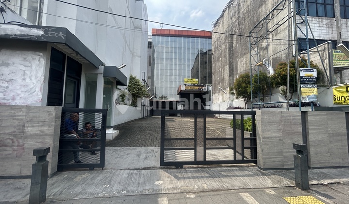 Di bawah NJOP! Gedung perkantoran di Jakarta Pusat tepat di pinggir jalan raya!