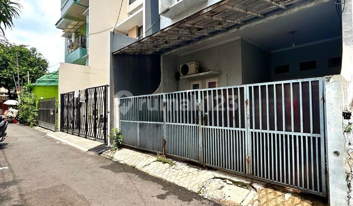 Rumah 2 lantai di Tebet Barat dekat Eco Park, lingkungan tenang, dekat taman, akses mudah, dekat ke jalan 2 mobil. 2