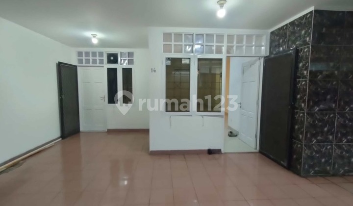 Rumah Siap huni, akses mudah dekat, strategis, SHM, 2 lt, garasi 2 mobil besar