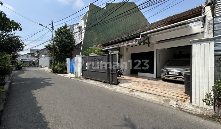 Rumah 2 lantai area Menteng, selangkah ke Kokas, dekat ke Jl. Supomo, Jl. Abdullah Syafei, dekat akses tol, dekat ke Public transport. Rumah 2 lantai area Menteng, selangkah ke Kokas, dekat ke Jl. Supomo, Jl. Abdullah Syafei, dekat akses tol, dekat ke Public transport.