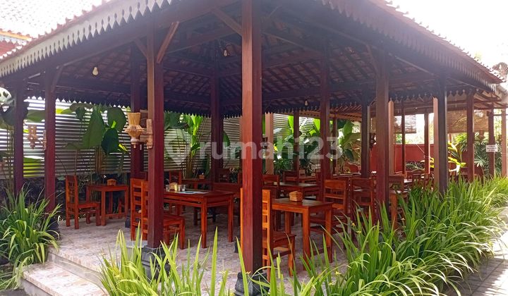 Active Restaurant on Mayor Kusen Road towards Borobudur Active Restaurant on Mayor Kusen Road towards Borobudur