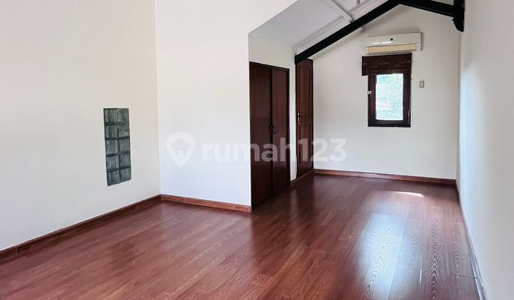 Rumah Bagus, Semi Furnished, Halaman Dan Parkiran Luas Disewakan 2