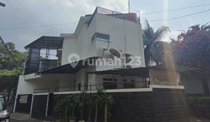 Minimalist 3-Story House in Kebayoran Lama Minimalist 3-Story House in Kebayoran Lama