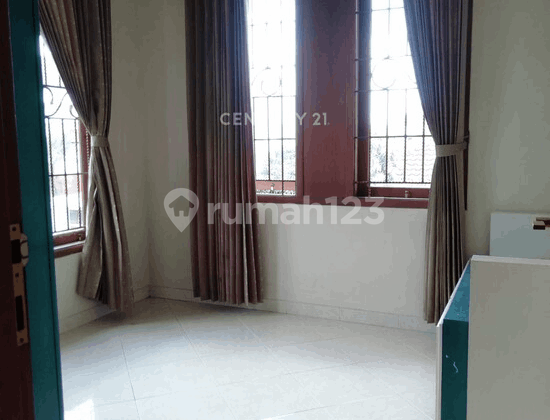 ruang tamu rumah nyaman asri perum kemala