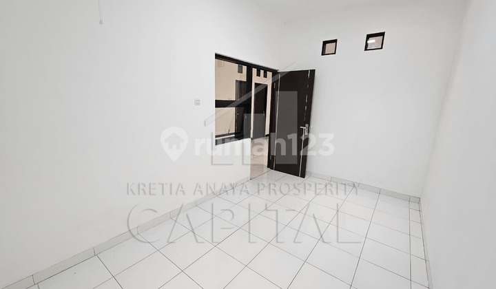 New Renovated Well-Maintained House with Free Furnish in Taman Kopo Katapang 2