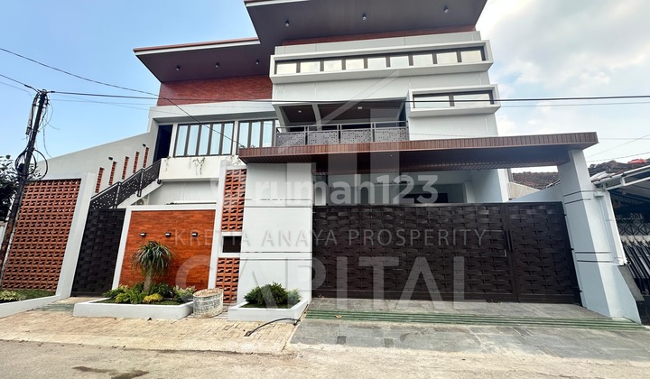 Rumah Baru 3 Lantai dengan Industrial Minimalis Modern Style di Parakan Batununggal