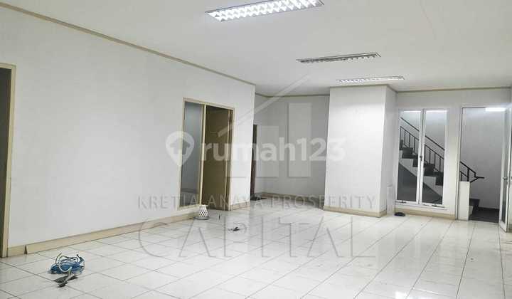 Ruko 3 Lantai dengan Lokasi Strategis Dekat Akses Perbelanjaan di Gatot Subroto Dekat Tsm