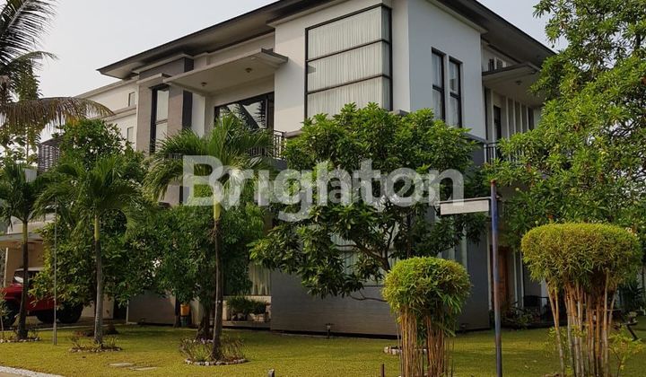 Rumah  lega dengan kolam renang besar di Sutera Magnolia Alam Sutera Serpong
