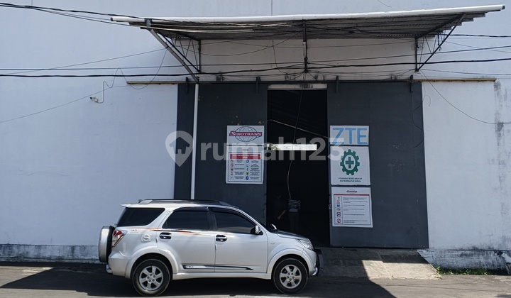 Warehouse 1600m2 on Arie Lasut Street Kombos Perfect for Cargo Distributor