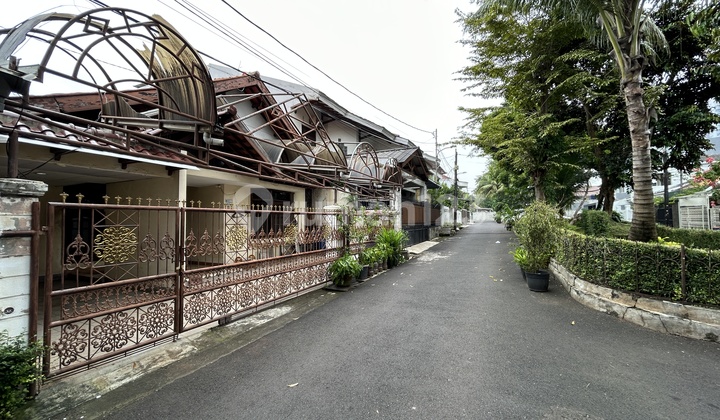 House with land measurement in West Tebet, located in front of the park.