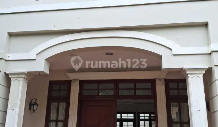 House in Tebet in a complex, ready to occupy, but needs renovation.