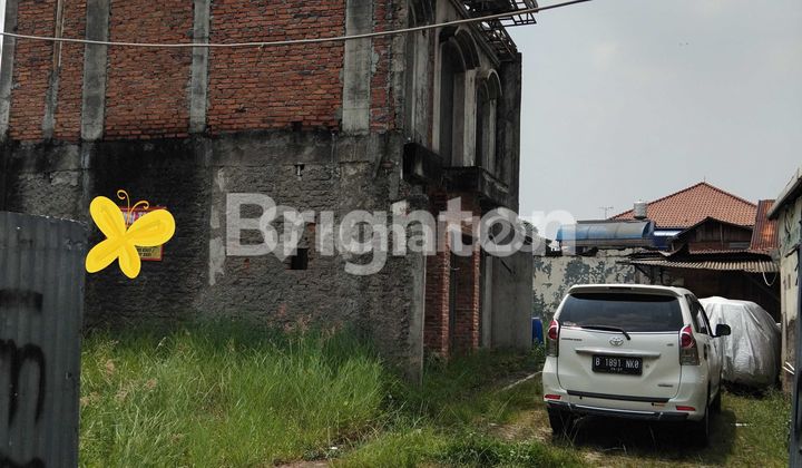 A plot of land and an unfinished house only 50% complete in South Jakarta. A plot of land and an unfinished house only 50% complete in South Jakarta.