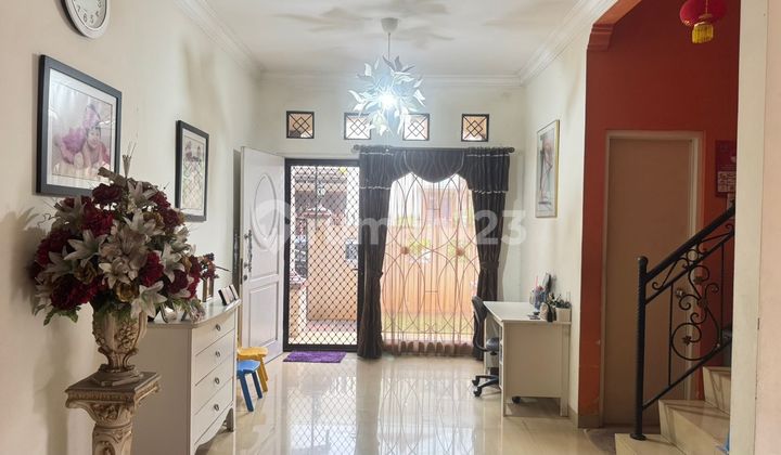 For Sale Ready-to-Occupy Hook House in West Jakarta 2