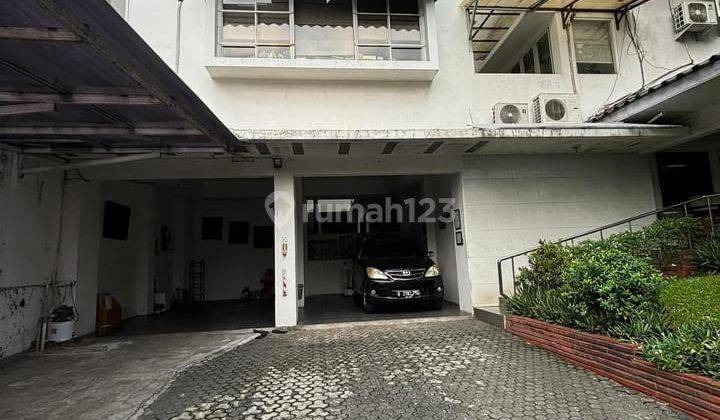 Rumah Luas Sekali Dengan Bangunan Kokoh Dalam Komplek Yang Private. 1