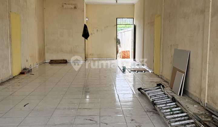 For Sale 5 Ready-to-Use Shophouses at Low Prices, Busy Location in Bojong Market.