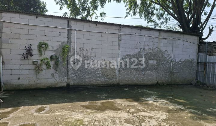 For Sale: 8-Meter Wide Shop House with 6 Kiosks Below, Market Price, Busy Area in North Bekasi. 2