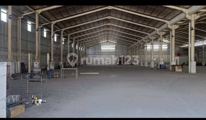 Gudang Luas di Pinggir Jalan Besar Ramai di Bekasi 4200.0 M² Unfurnished