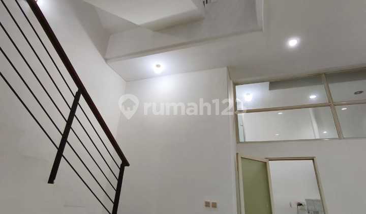 Disewakan Rumah 2 Lantai. Semi Furnish. 