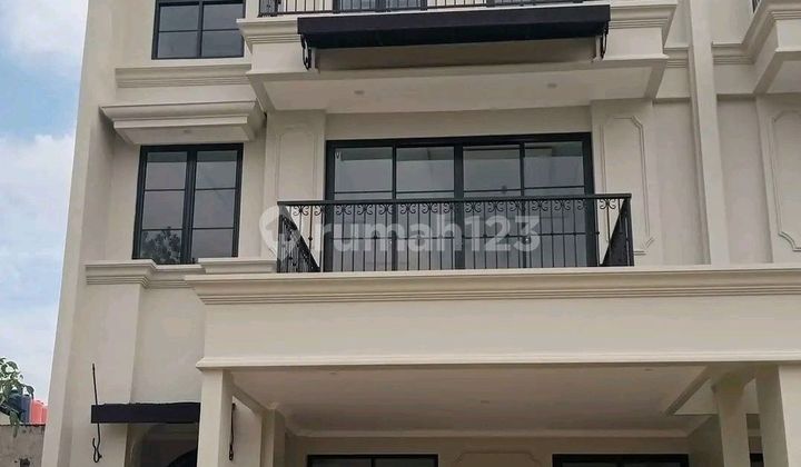 Rumah Mewah Modern Classic Baru. 3,5 Lantai. SHM