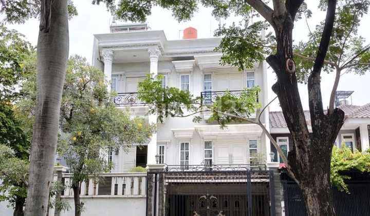 Rumah Mewah 3,5 Lantai Full Furnished Shm