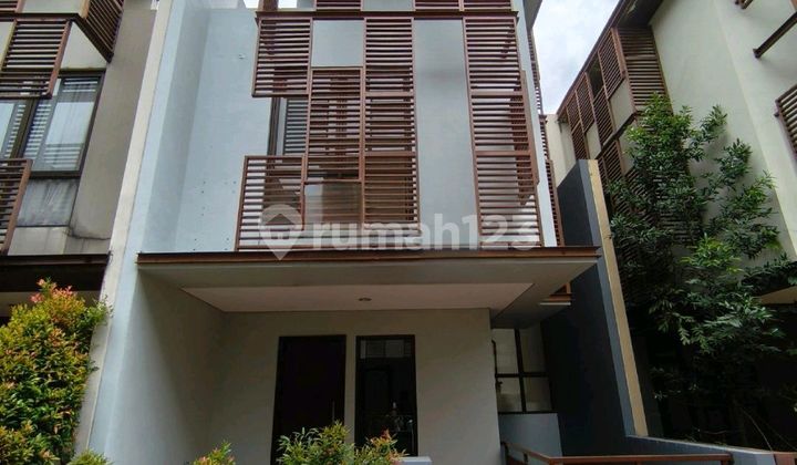 Rumah Cantik 3 Lantai Bebas Banjir Lokasi Strategis.