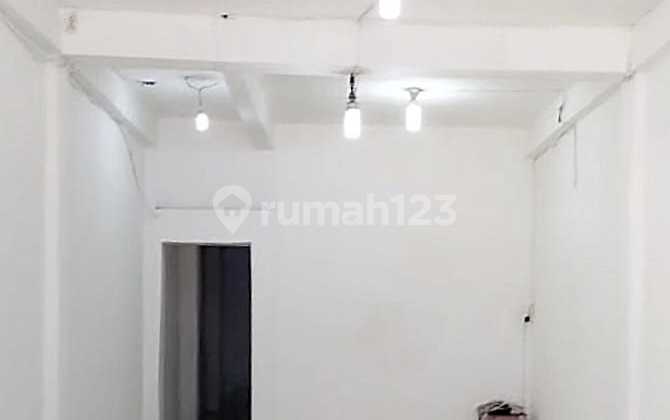 3-Story Shop House for Rent with 3 Rooms, Located on Pinangsia Street. 2